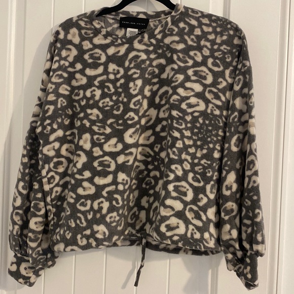 know.one.cares NWT Fleece Gray/Cream Leopard Sweatshirt Sz: Small - Picture 3 of 8